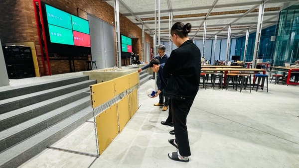 学生がフェンスのプロトタイプの機能を確認している様子