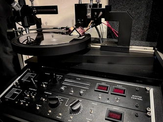 高音質なアナログレコードが制作できる 次世代カッティングマシーン 世界で最初の1台を日本初導入！ アナログレコードを制作開始