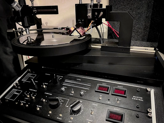 高音質なアナログレコードが制作できる 次世代カッティングマシーン 世界で最初の1台を日本初導入！ アナログレコードを制作開始