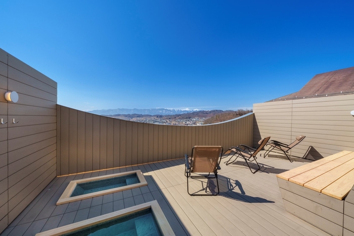 北アルプスを眺める展望デッキ