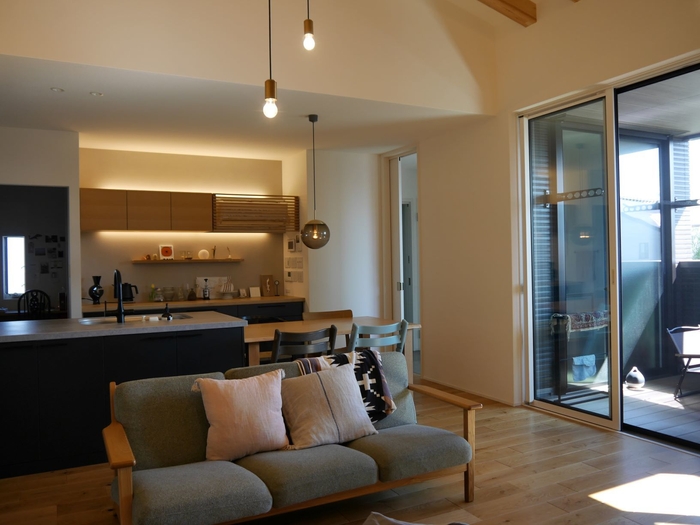 リビングの横に広めのバルコニーを配置 ウチとソトをつなぎ開放感を演出