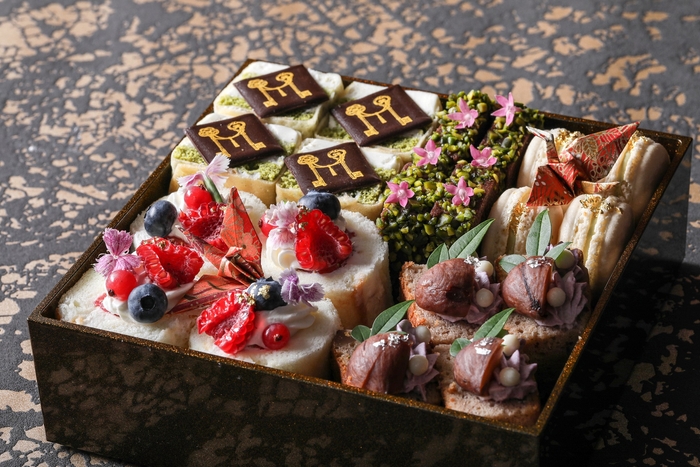 ▲与の段:愛知県の西尾抹茶を使用し、門松のような色合いで正月をイメージした抹茶のクレープ巻きや、紅白色に仕上げたロールケーキ、マロングラッセを贅沢に使用したラム酒香るパウンドケーキなどのデザート重