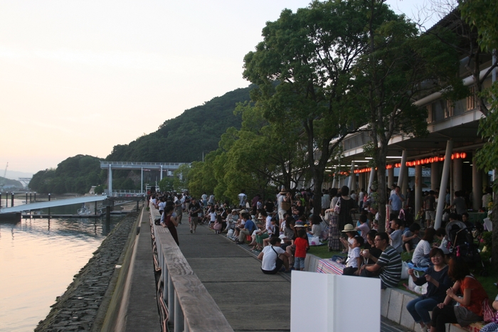 花火開始までのベラビスタマリーナで夕涼み