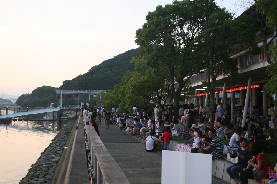 花火開始までのベラビスタマリーナで夕涼み