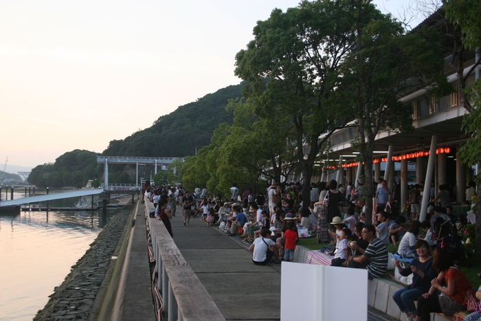 花火開始までのベラビスタマリーナで夕涼み