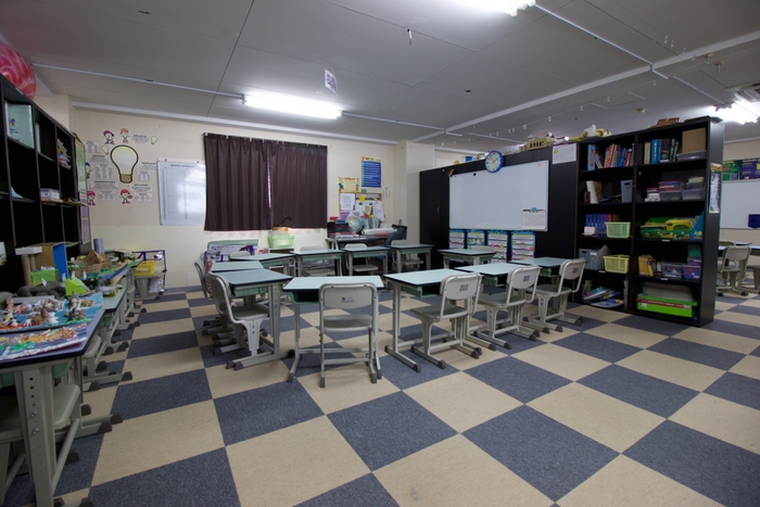 3階 勉強机や教科書、生徒の作品も大事に保管