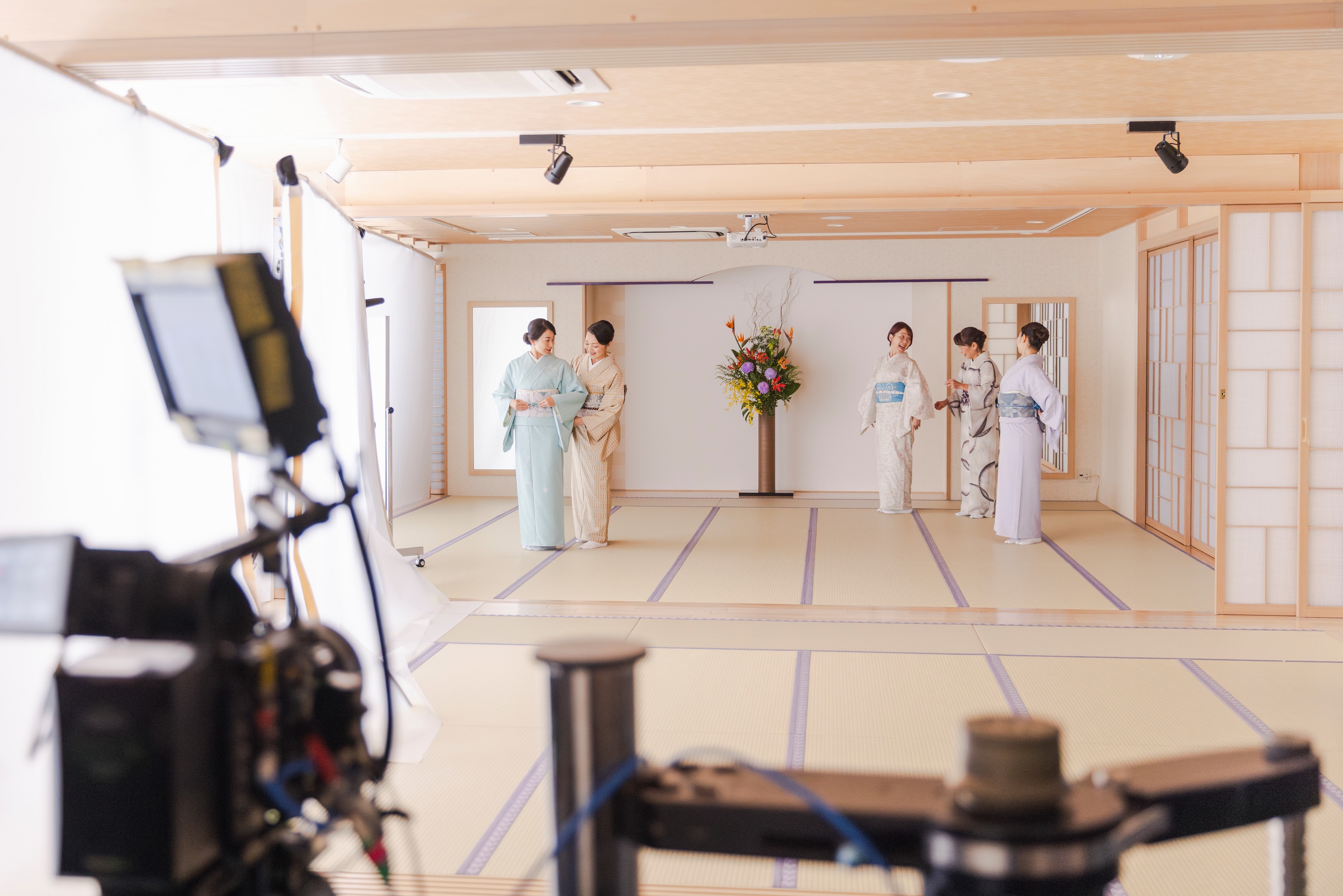 教室のシーンには、日本和装の講師や卒業生も出演。