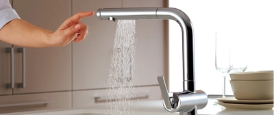 タッチスイッチだけで水が出せる便利なキッチン水ほうき水栓！