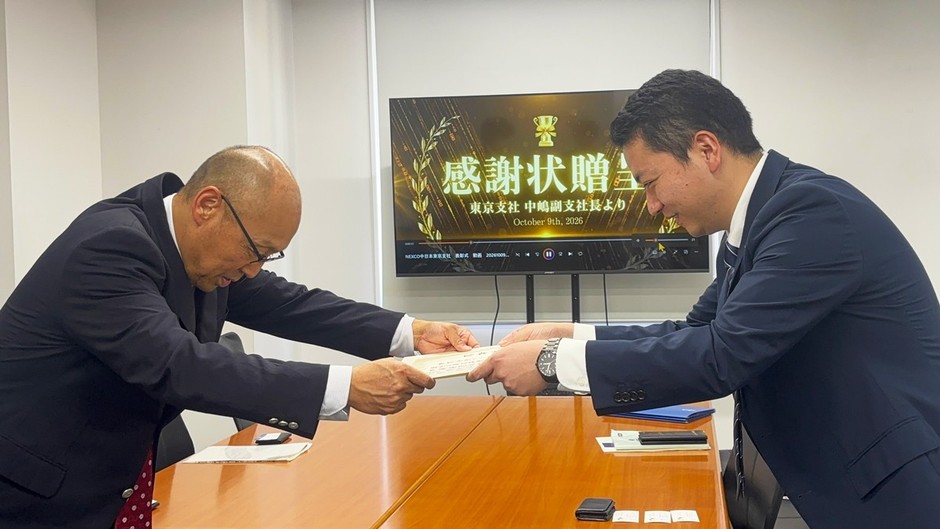 NEXCO中日本東京支社 中嶋副支社長(左)より感謝状を拝受する当社 本工事現場代理人 工務部 山嵜智裕(右)