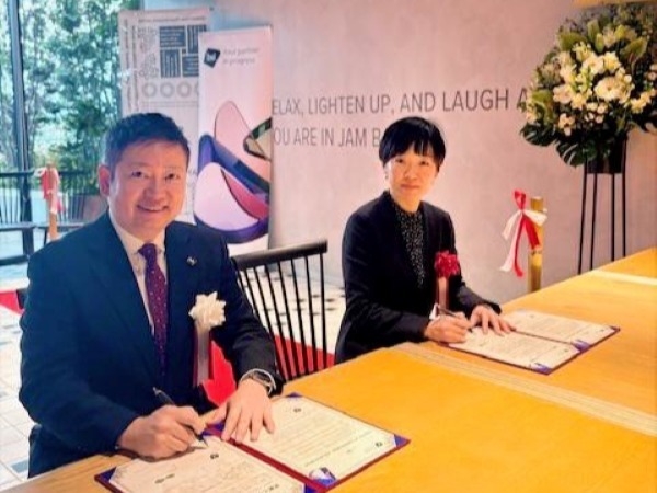 調印式写真(2) 写真右からJAM BASE運営管理 一社)コ・クリエーションジェネレーター 事業統括次長 岡村 由里子様 BSIジャパン 代表取締役社長 漆原 将樹