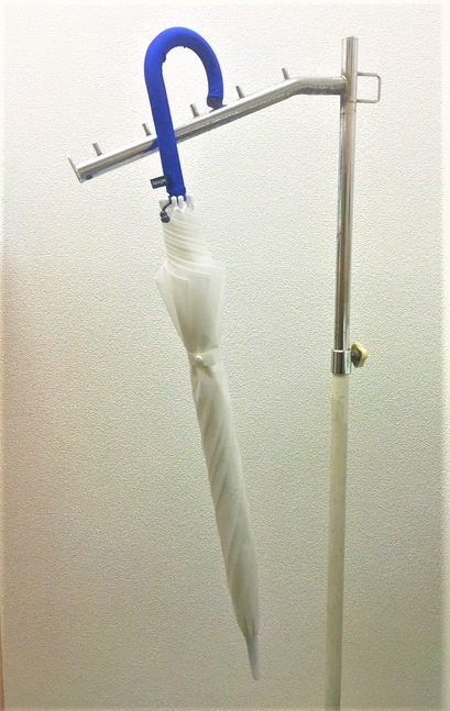 どこでも傘をひっかけることができ、傘の置き場に困りません。