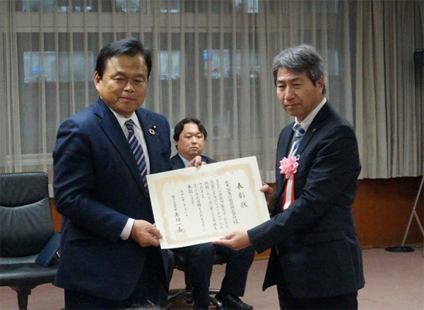 【授賞式の様子】(左から赤羽一嘉国土交通大臣、内芝伸一代表取締役社長)