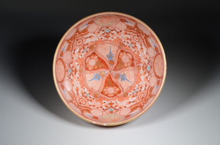 (1)宮本屋窯≪捻花瓔珞文南山玄霧図独楽形鉢≫江戸時代後期(19世紀) 個人蔵