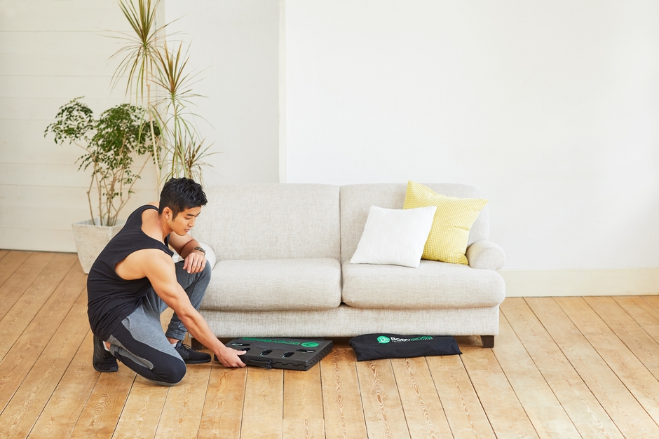 ソファーの下に仕舞えるほどコンパクトな「BODYBOSS」