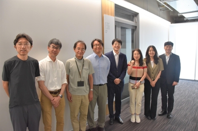 赤﨑勇特別栄誉教授が使用していた研究室の前での記念撮影