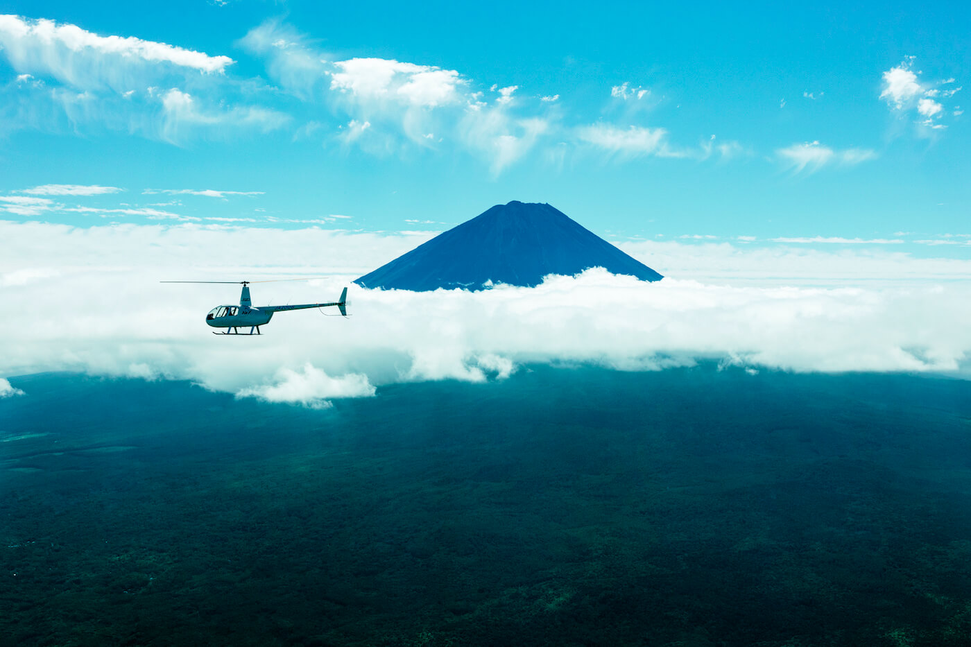 星のや富士　富士山麓上空をヘリクルーズ！カヌー体験・トレッキングも含まれた「ディスカバー樹海ツアー」開催　期間：2020年4月1日〜5月31日