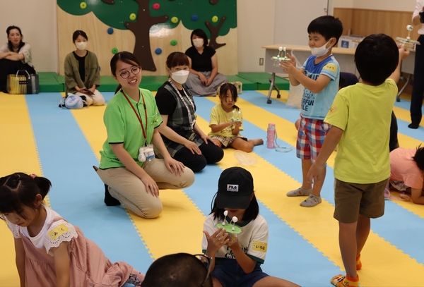 自分で作った「ダンシングドール」を思い思いに楽しむ子どもたち