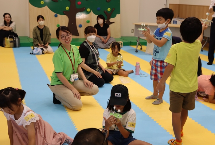 自分で作った「ダンシングドール」を思い思いに楽しむ子どもたち