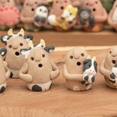 千本松牧場オリジナルはにわ（千本松牧場の牛さんと一緒に）