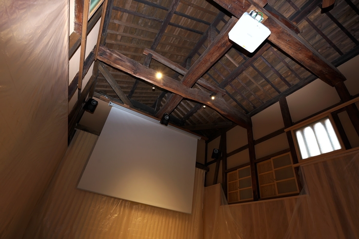 「城東津山シネマ内部」2 町家内部の梁構造を活かした創り