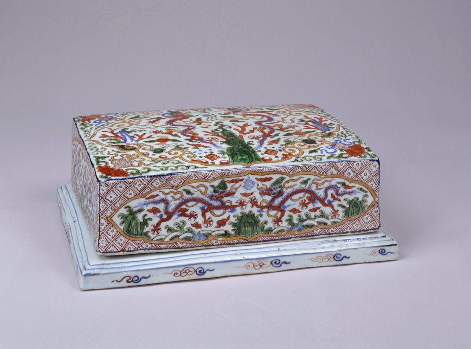 五彩龍濤文長方合子