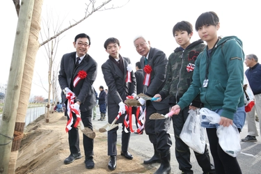 法律事務所が豊かな未来の創造を支援！ 「アディーレ未来創造基金」が 福岡県朝倉市で桜を植樹いたしました