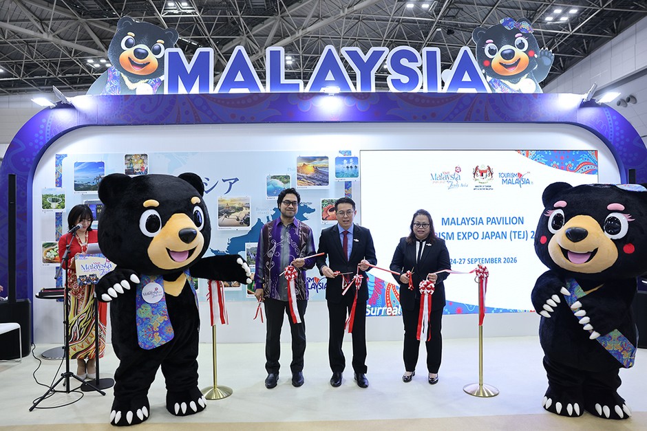 左から、マレーシア大使館　次席大使/公使　ザイナル・アズラン・モハマド・ナズィル、マレーシア政府観光局 副総局長 リー・タイ・フン、マレーシア政府観光局日本局長 シャリザ・アブドゥル・アジズ　