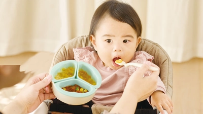 離乳食タイムの革命！ 持ちかえの手間なくお食事タイムをスムーズに　 【くるくるプレート】5月上旬発売