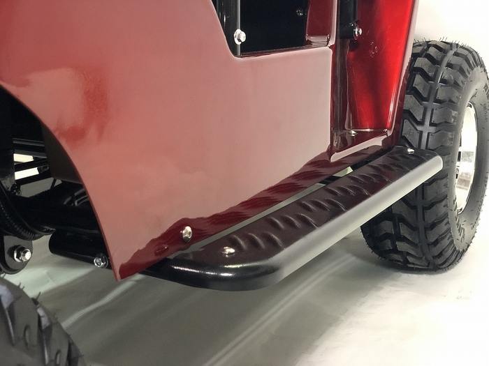 乗り降りしやすいステップ付き