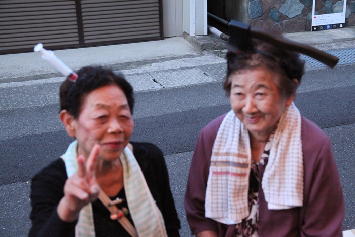 おばけの格好をする町民