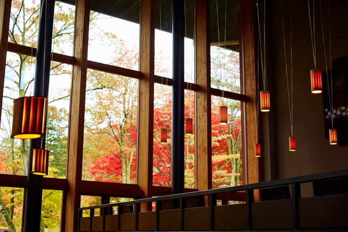 日本料理嘉助の席から紅葉を眺める