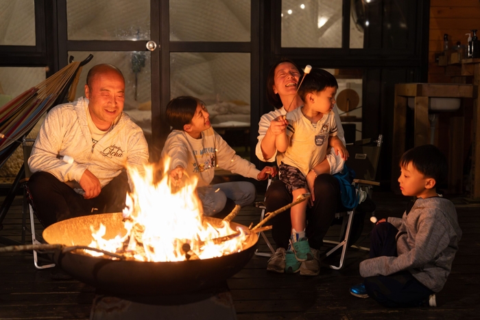 写真(13):焚き火を囲んでの会話