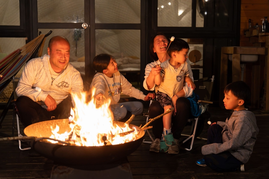 写真(13)：焚き火を囲んでの会話