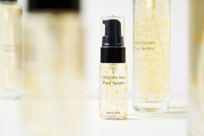 美容液の中に美容オイルの粒が浮かぶ新処方