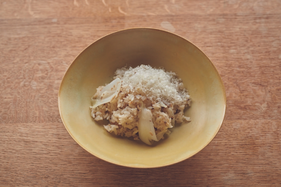 白のグラデーションが美しい「新玉ねぎのだし炊き込みご飯」