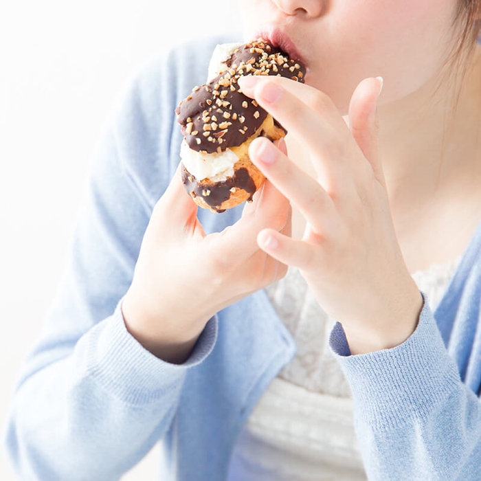 1個230キロカロリードーナツを食べた場合、このカロリーを燃焼させるためには約46分間のウォーキング、又は23分間のランニングが必要です。