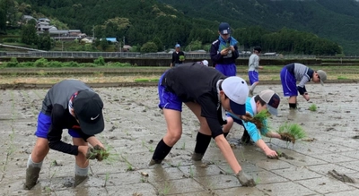 中学生が熊野川町で田植えを体験　「紀伊半島大水害」の復興地域で「ふるさと教育」を実施