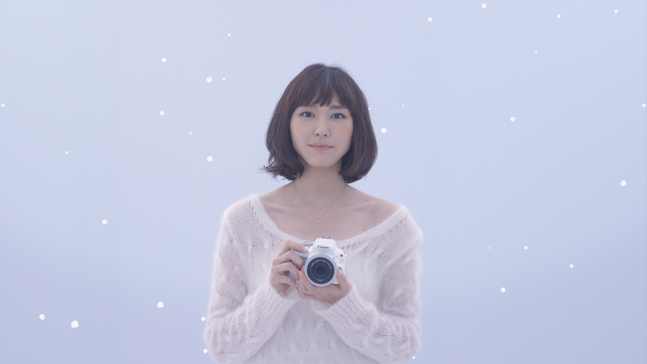 デジタル一眼レフカメラ「EOS Kiss X7(ホワイト)」新CM、新垣結衣さんから“メリー・クリスマス”！「WE WISH YOU A