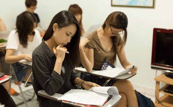 自然な会話の流れを学べるグループレッスン。