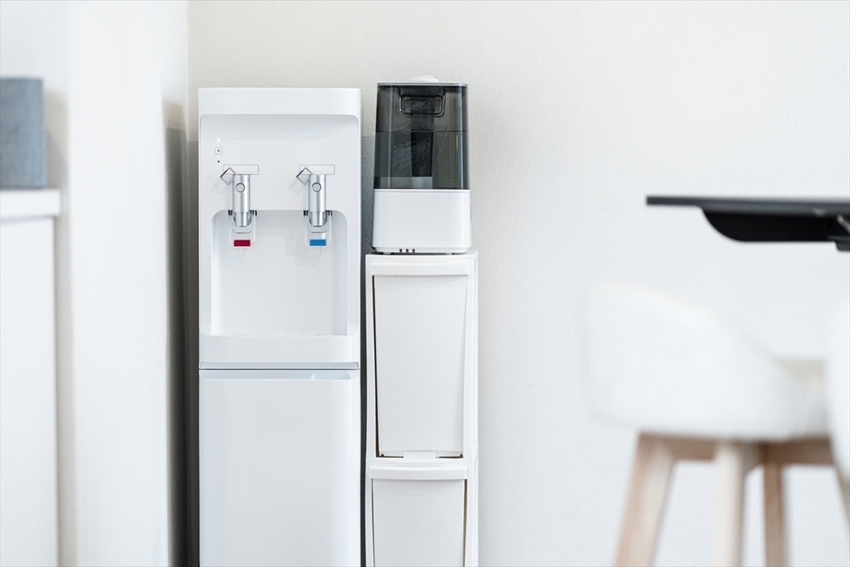 お湯・常温・冷水が使えるウォーターサーバーを設置し、コーヒーや紅茶も自由に飲めます。