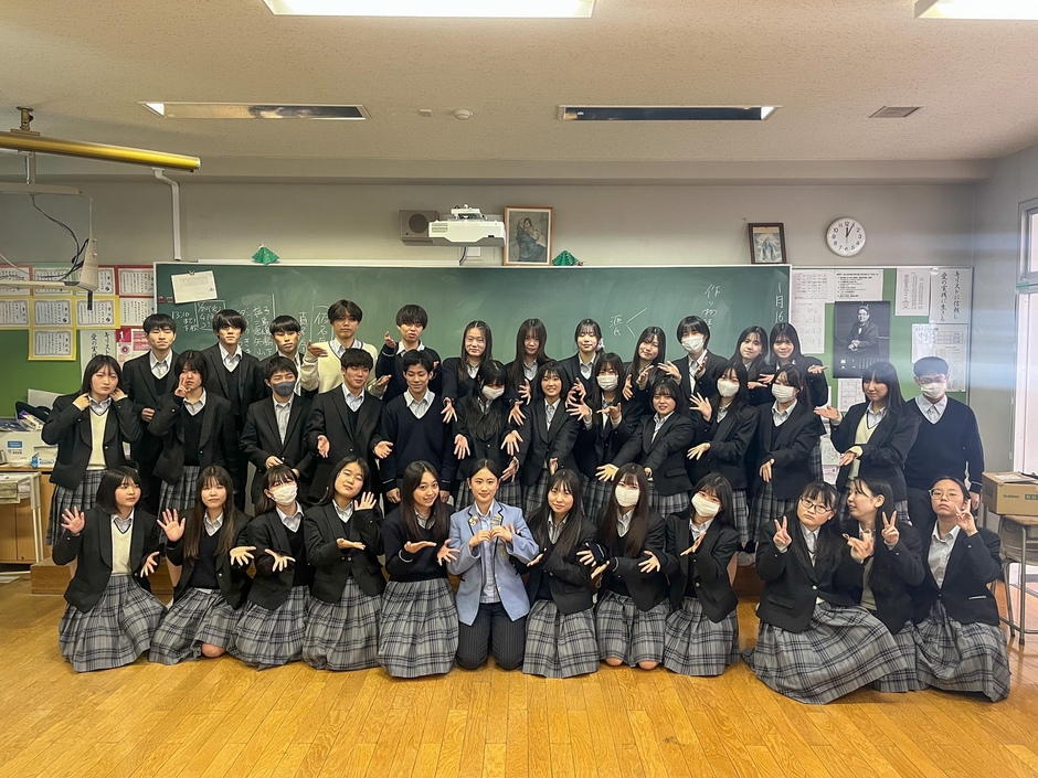 一緒に授業を受けた2年生生徒らとの集合写真（ニコルさん）