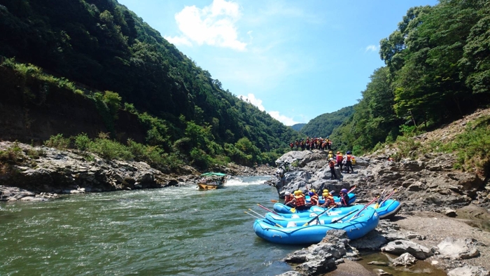 岩場から飛び込みのアクティビティ