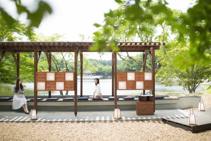 敷地内の公園にある足湯。古民家や森を一望できます。散策の合間に立ち寄るのがおすすめです。