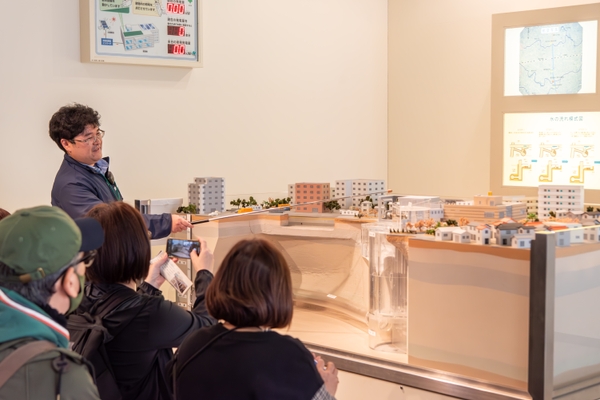 （環七地下調節池の模型解説）