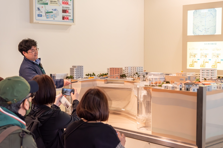 （環七地下調節池の模型解説）