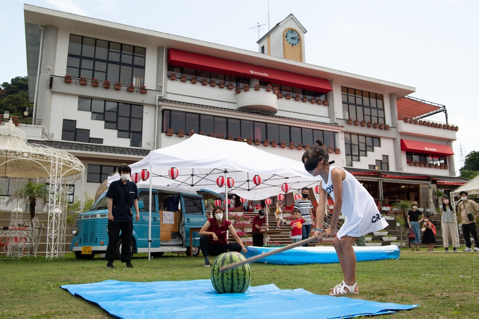 ▲昨年のスイカ割りの様子