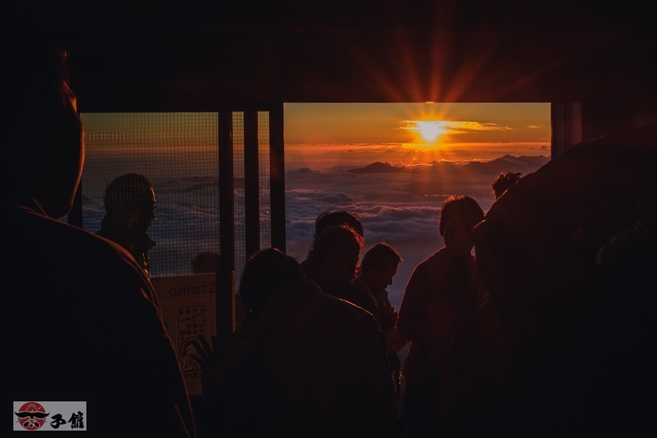 山小屋からの御来光