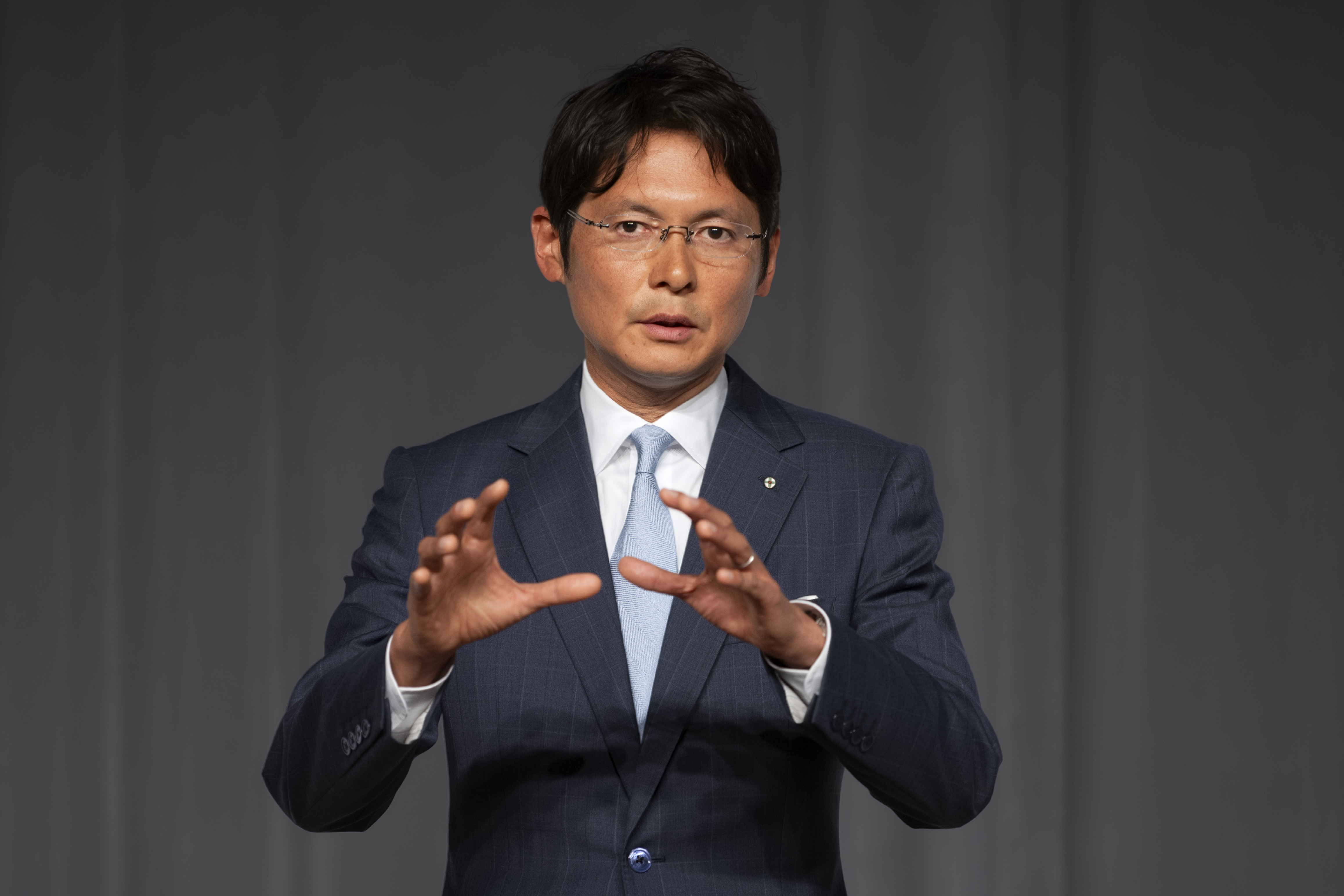 男女平等を説く岡田真明・教主代行