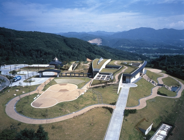 阿武隈山脈の絶景が見渡せる「草野心平記念文学館」