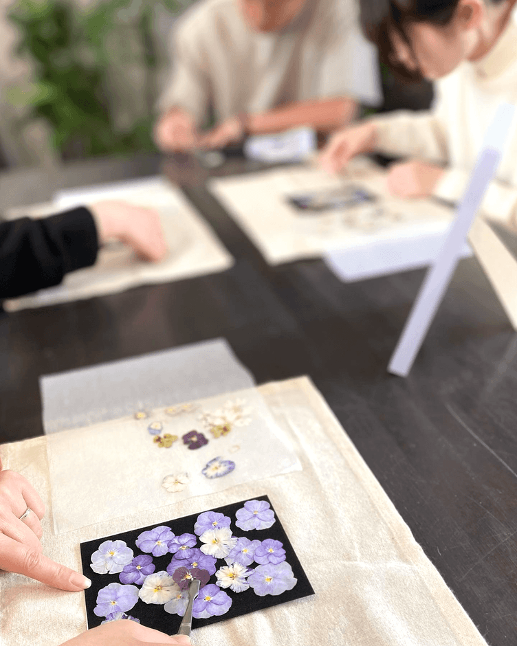 ワークショップの様子(押し花フレーム)